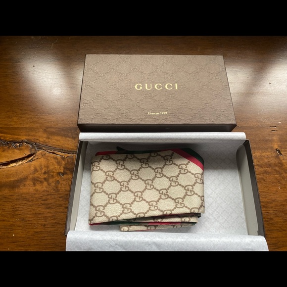 Authentic Gucci silk scarf. - Picture 7 of 14